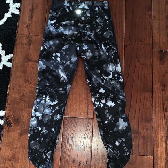 Tie Dye Lululemon Leggings w mesh - Picture 4 of 6
